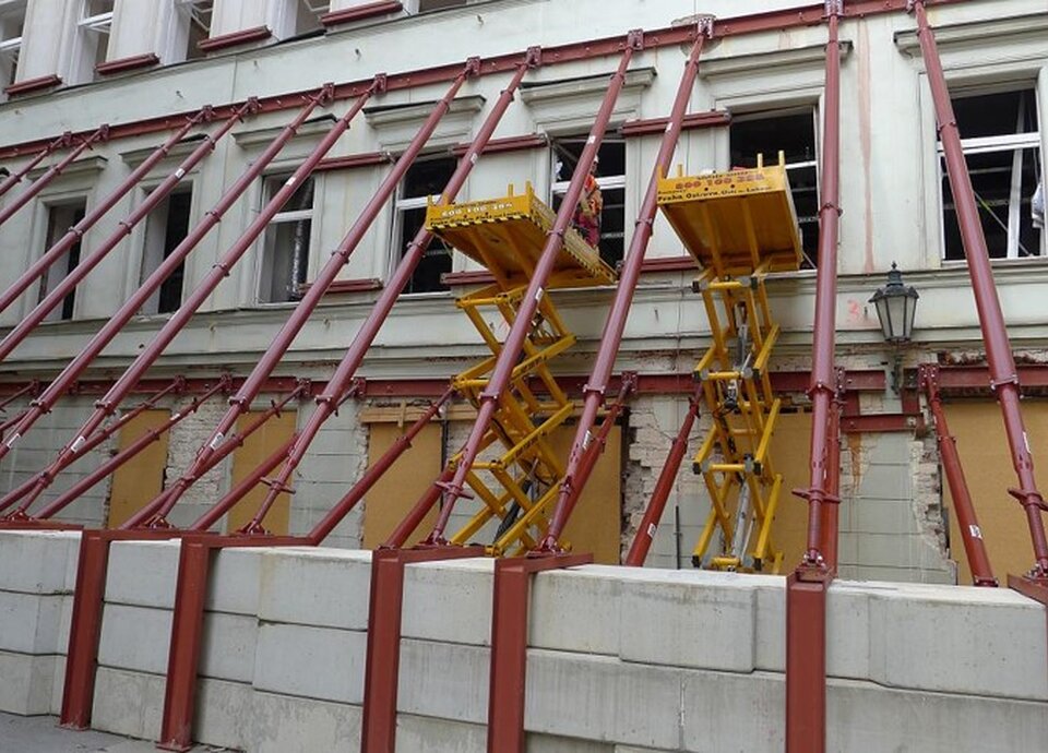 VÝBUCH V DIVADELNÍ ULICI